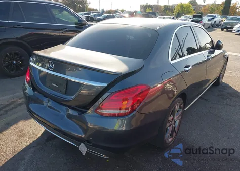 2016 Mercedes-Benz C 300 z USA, uszkodzony, nr VIN 55SWF4JB2GU154736